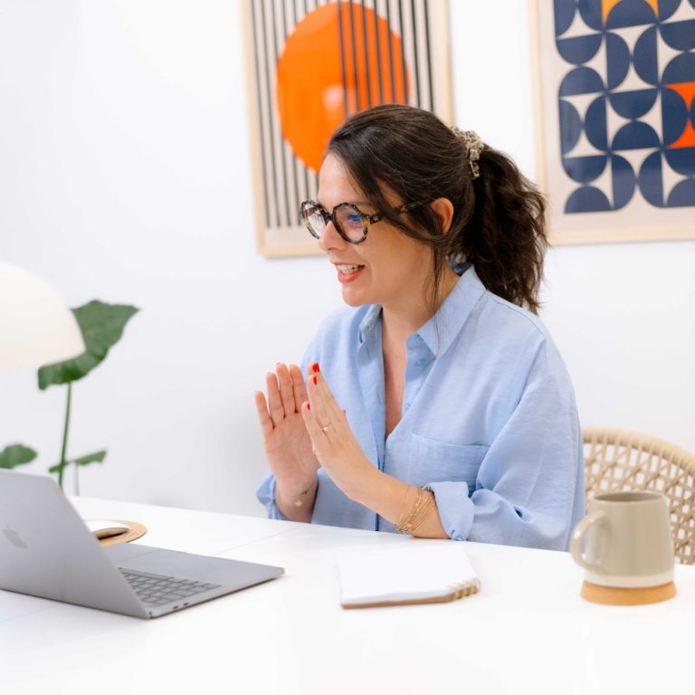 Accompagnement administratif et communication Toulouse Caroline de Le Petit Plus, votre bras droit en gestion administrative et communication à Toulouse.